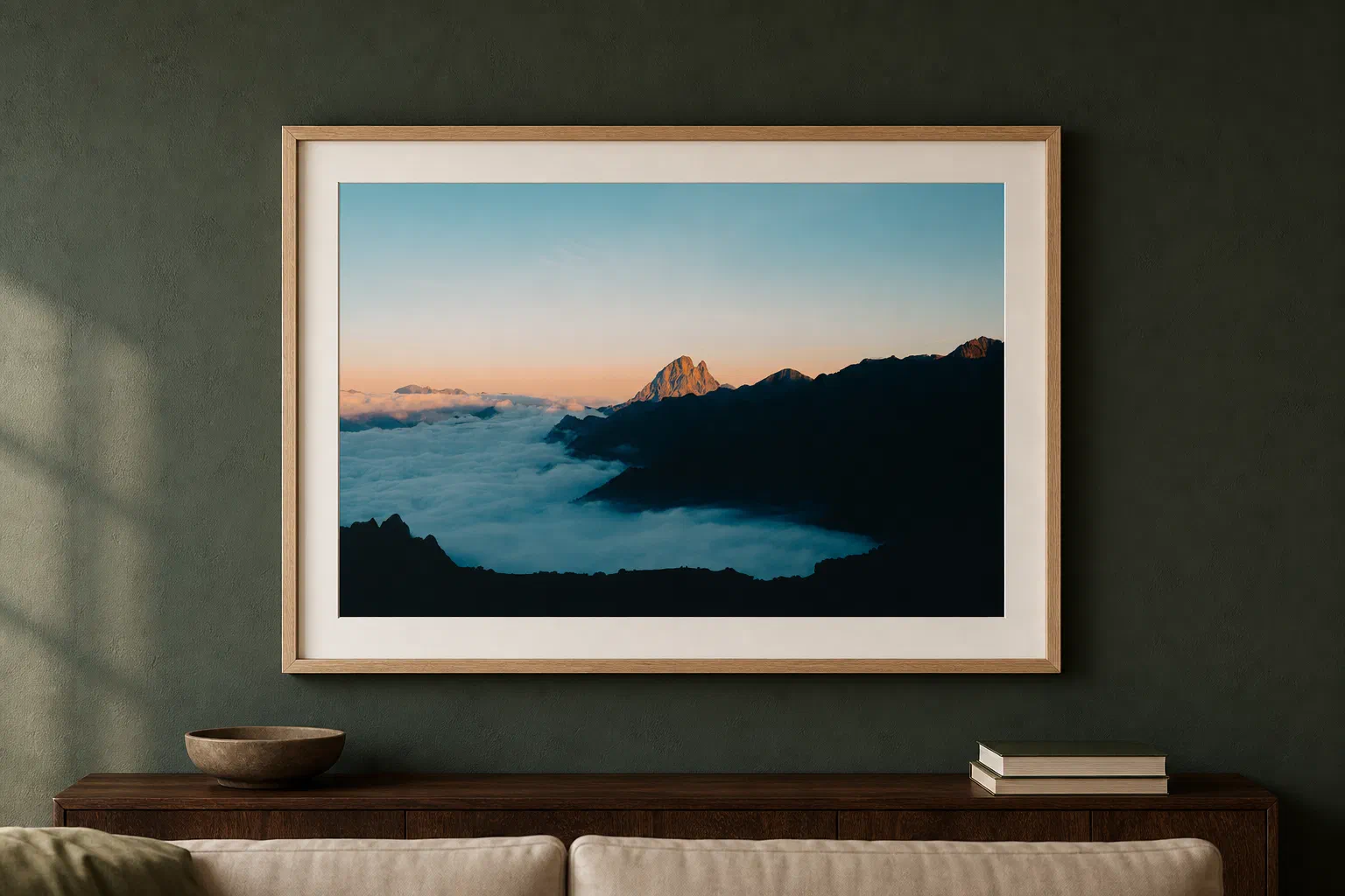 Pic du midi d'Ossau au lever du soleil présenté dans un cadre en chêne sur un mur vert sombre