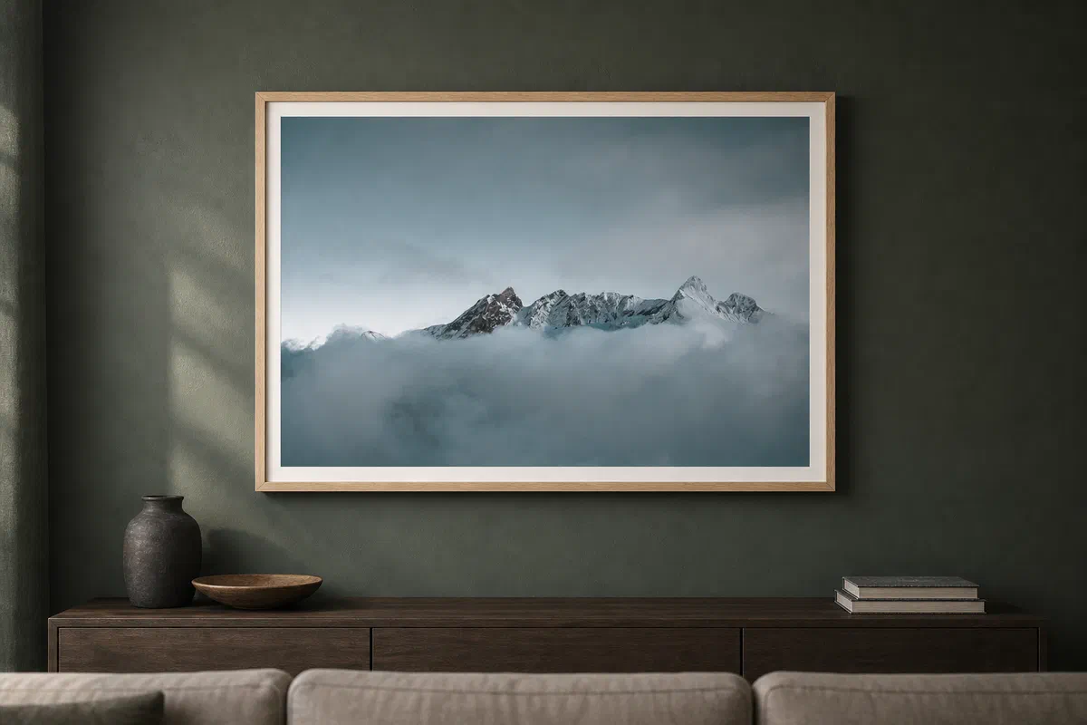 Cimes d'acier dans la brume