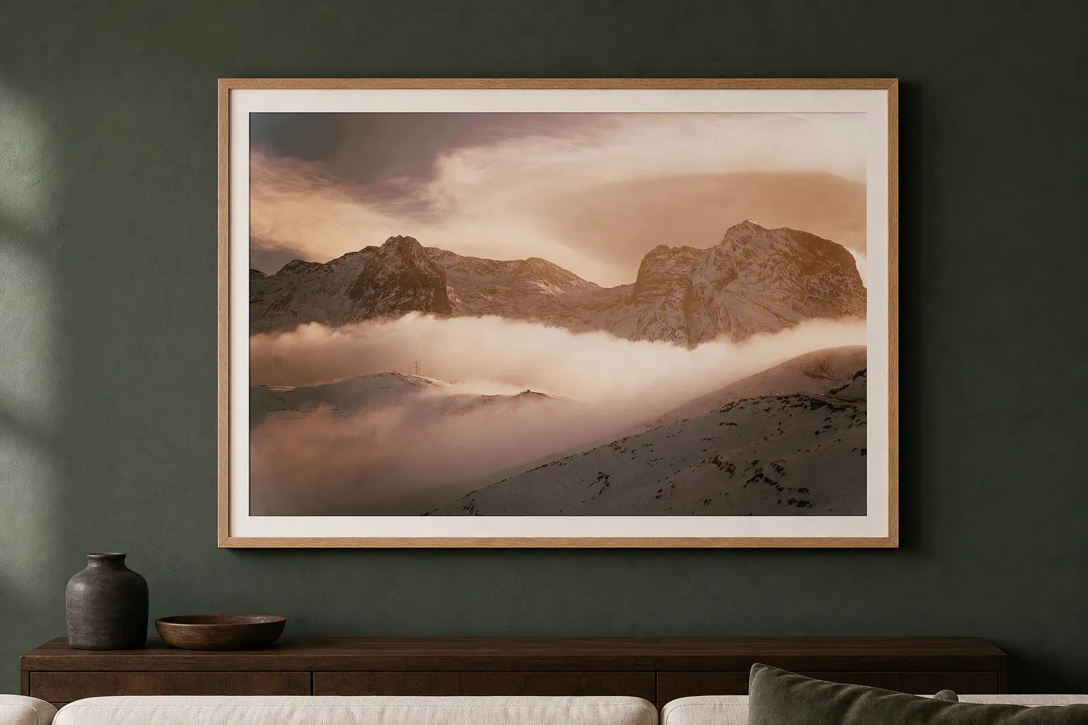 Couché de soleil au col d'aubisque présenté dans un cadre en chêne sur un mur vert sombre